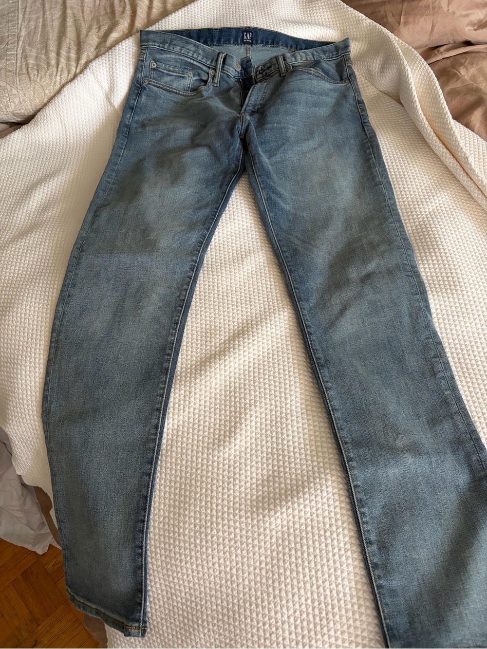GAP Men's Medium Wash Straight Jeans in Faded Blue